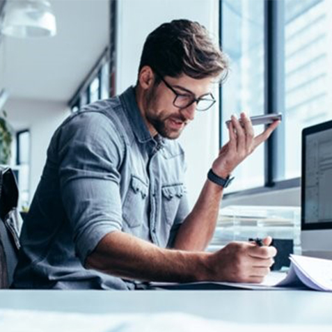 Ragazzo giovane al telefono davanti al pc